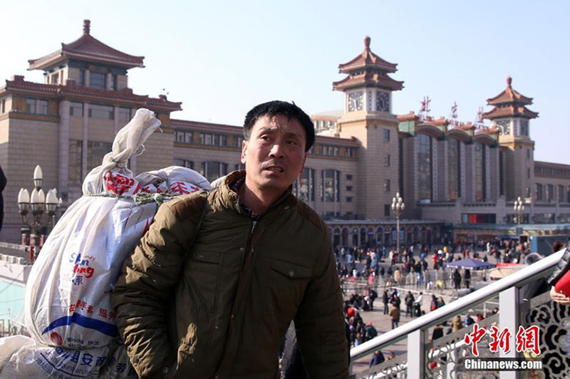 Hàng chục nghìn xe chôn bánh 4 ngày 3 đêm chờ phà Tết ở TQ